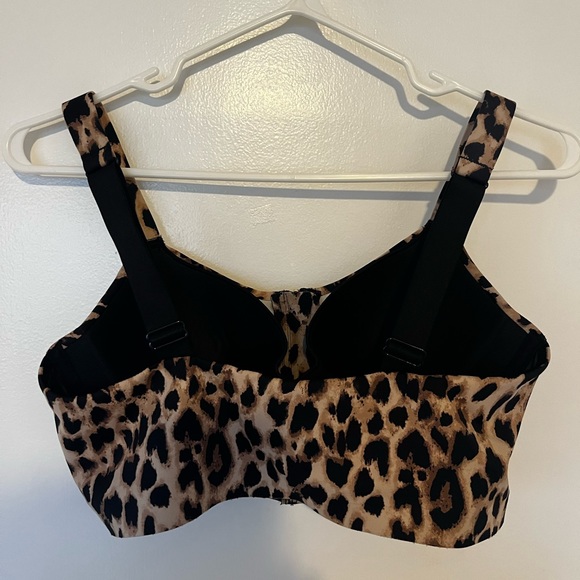 Victoria’s Secret Sports Bra (size 34B) - Picture 2 of 3